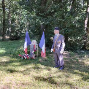 M. Pierre Bonvalet, fils de Ludovic Bonvalet, chef du maquis Anatole, devant la stèle dressée dans le parc de La Laudonnière, cl. Bernard Guyot.