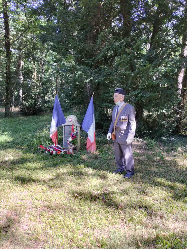 M. Pierre Bonvalet, fils de Ludovic Bonvalet, chef du maquis Anatole, devant la stèle dressée dans le parc de La Laudonnière, cl. Bernard Guyot.